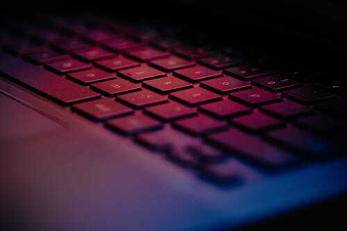 Clavier d'ordinateur illustrant la cybersécurité, au cœur du cas client d'AWARENESS EXPERT
