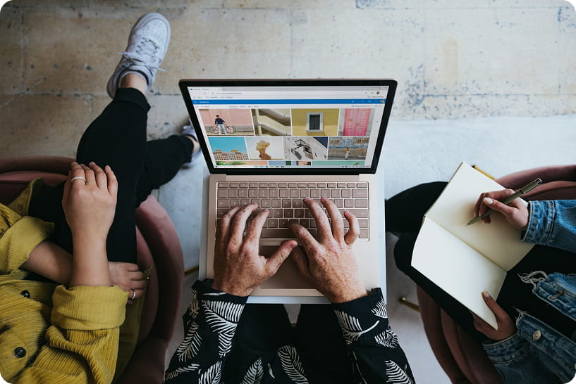 Equipe marketing qui prépare un lancement produit autour d'un ordinateur