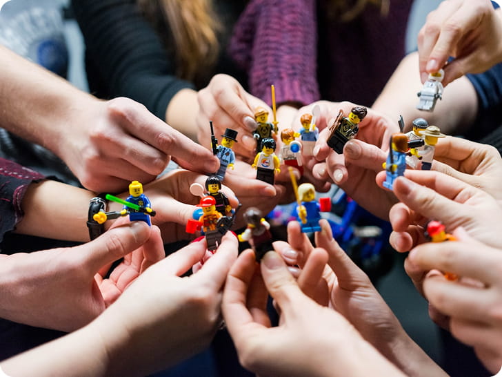 Équipe de développement Scrum symbolisée par des Lego