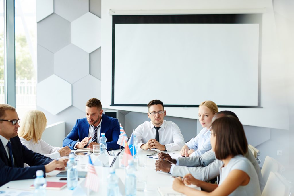 Echanger les idées autour du projet en réunion de brainstorming