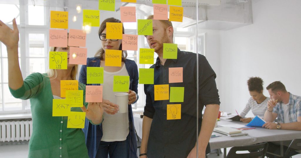 Utilisez des posts-it couleur pour des brainstormings visuels