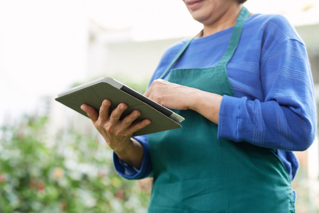 femme avec une tablette tactile