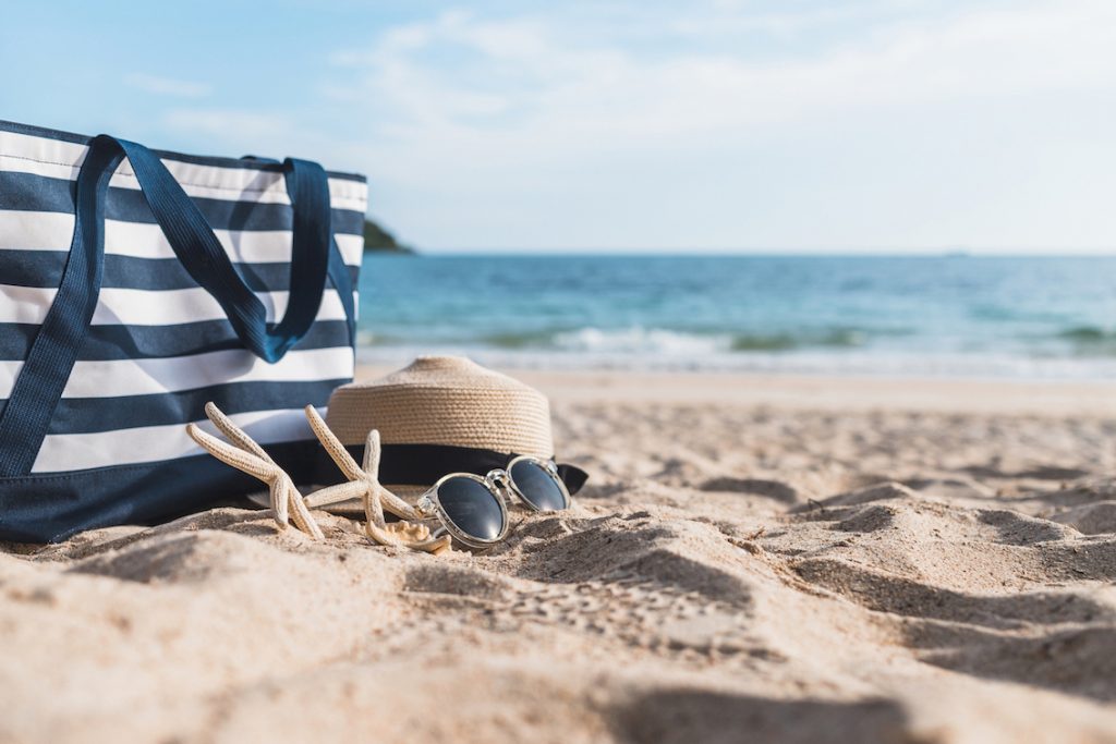 Accessoires de plage sur le sable