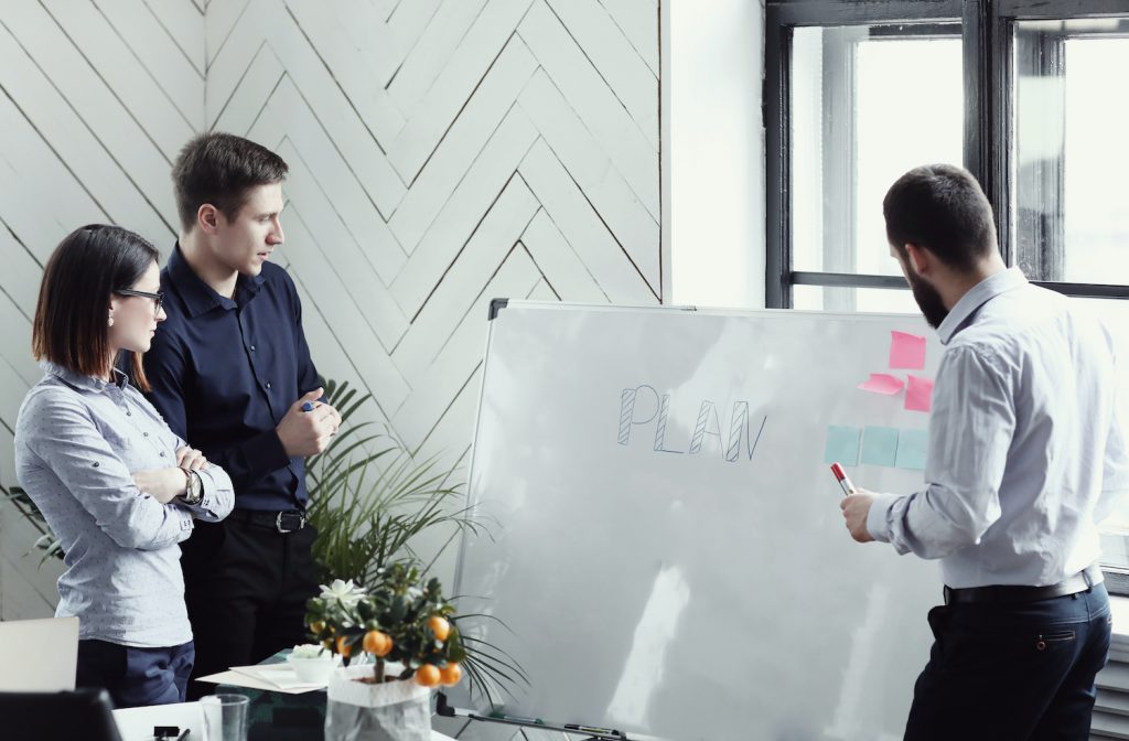 personnes dans un bureau tableau blanc plan