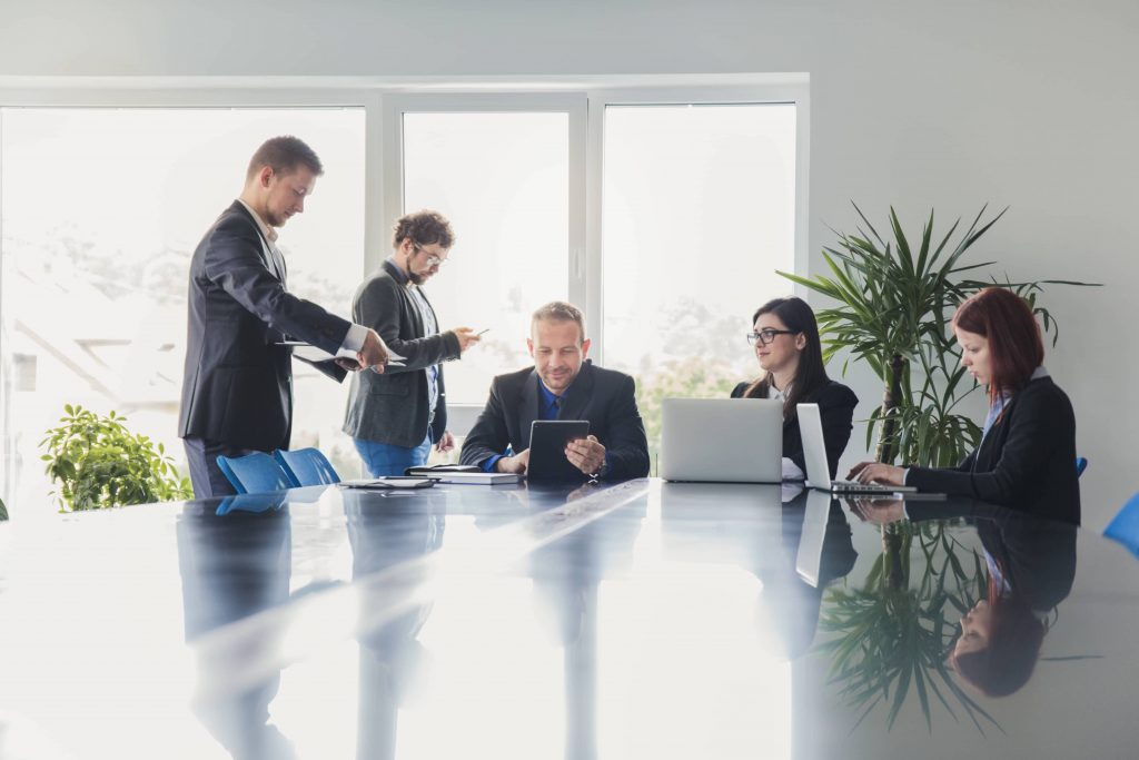 collaborateurs en réunion sur leur ordinateur