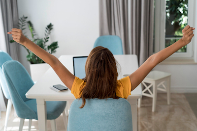 femme faisant une pause pendant le teletravail