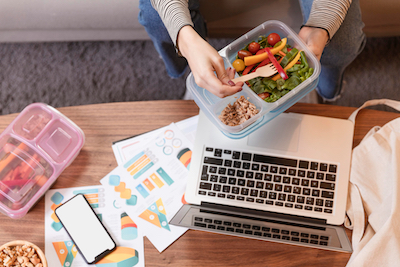 femme pause déjeuner télétravail