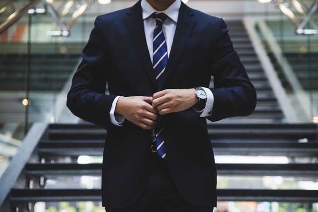 homme en costume cravate banques assurances