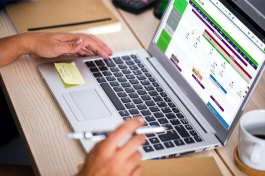 une personne sur son ordinateur utilise le logiciel en Saas Bubble Plan pour une meilleure gestion de projet 
