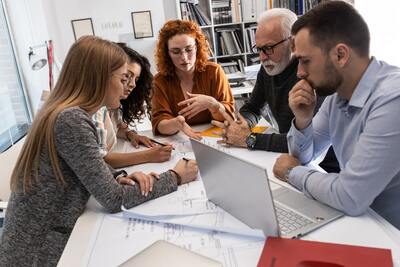 Progressive project planning between planning view and hidden features