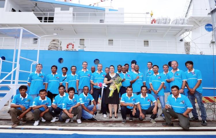 The whole Sapmer team in front of a fleet boat